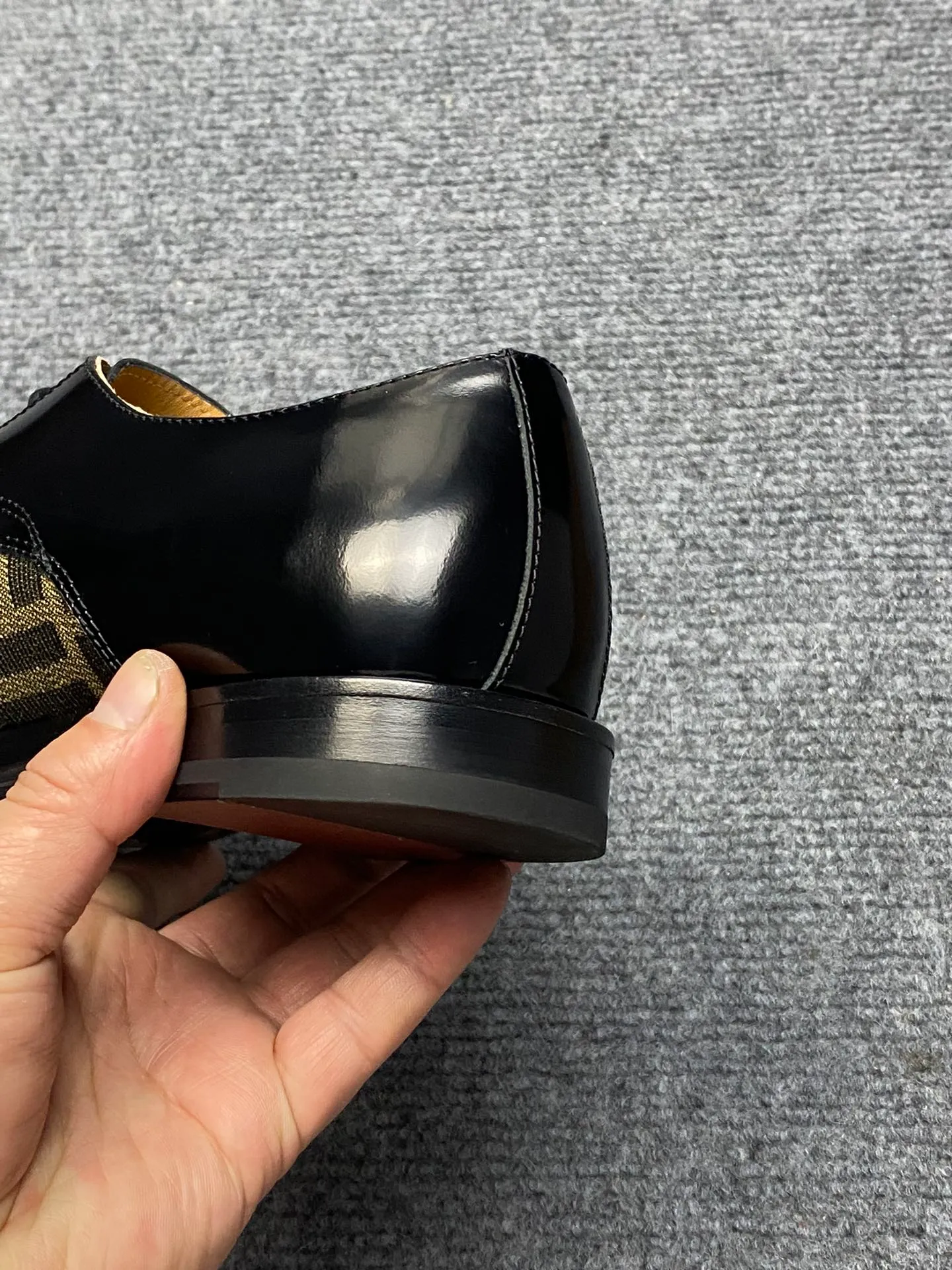 Factory price 960FENDI Fendi men's breathable and comfortable leather shoes. Original development. The leather outsole is made of leather. Counters copy one to one. Imported counter cowhide. Imported water dyes cattle. 38 to 44. (45.46. can be ordered. 47.